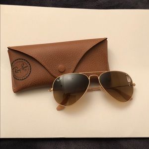 Ray Ban Aviators.